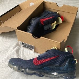 Used Air vapormax 2020 obsidian siren red-berely volt size 7Y